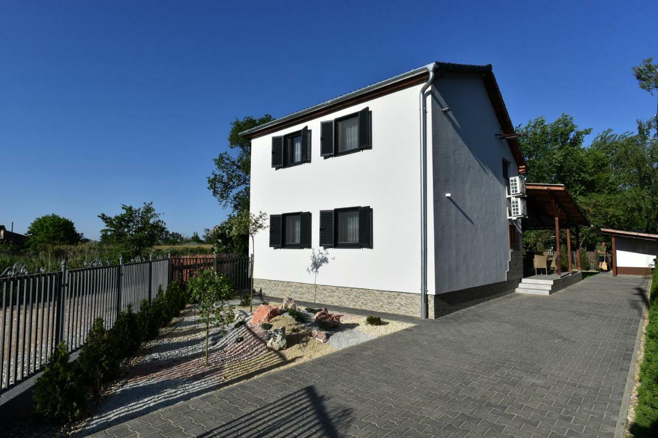 Siraly Apartman Hajdunanas Exterior photo